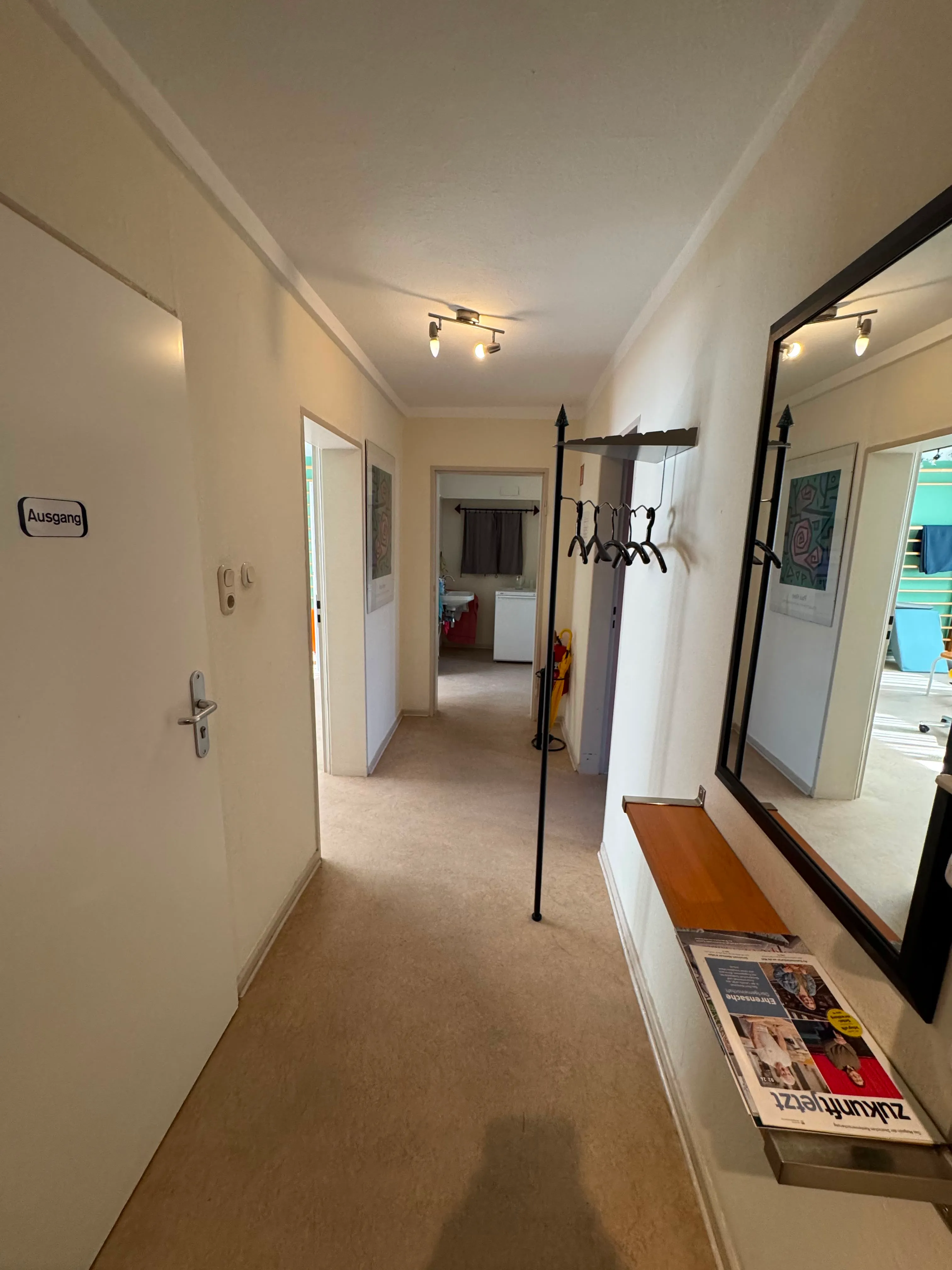 Flur mit Garderobe und Spiegel
